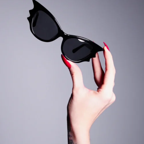 Vamp Batwing Sunglasses In Black